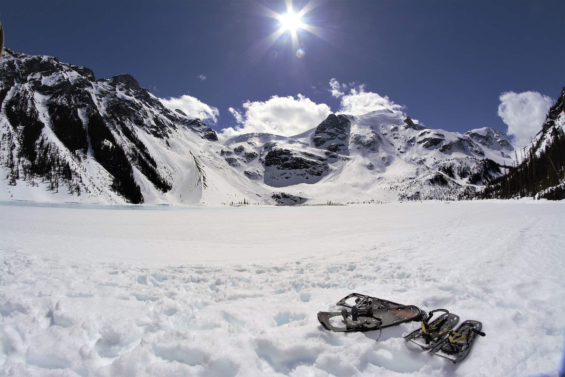 hike scenery for Joffre Lakes Trail near British Columbia