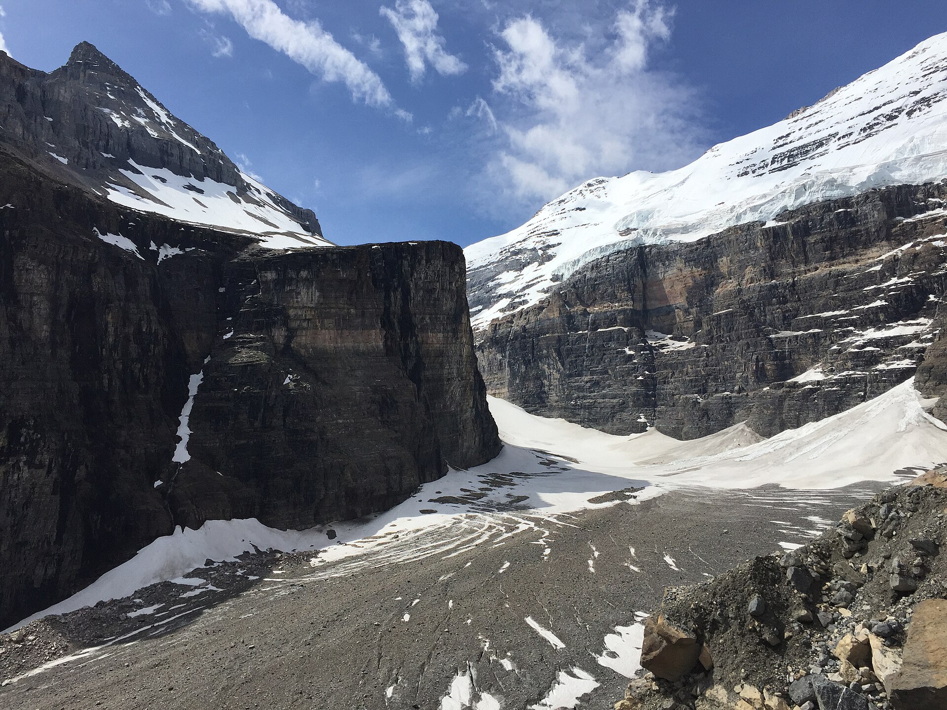 hike scenery for Plain of Six Glaciers near Banff, Alberta